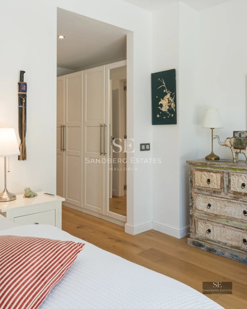 Modern facade with infinity pool. Minimalist design, large windows and stunning views. Elegance and comfort.