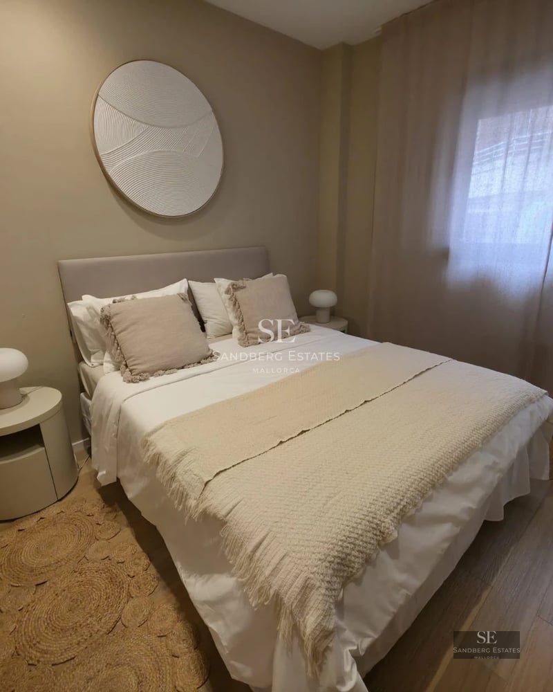 View of a modern villa with an infinity pool, surrounded by gardens and with spacious outdoor living areas.