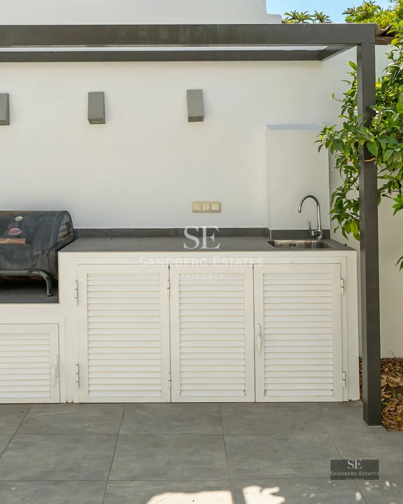 Modern villa with infinity pool, spacious terraces and panoramic views. Minimalist design, high-quality materials and abundant natural light.