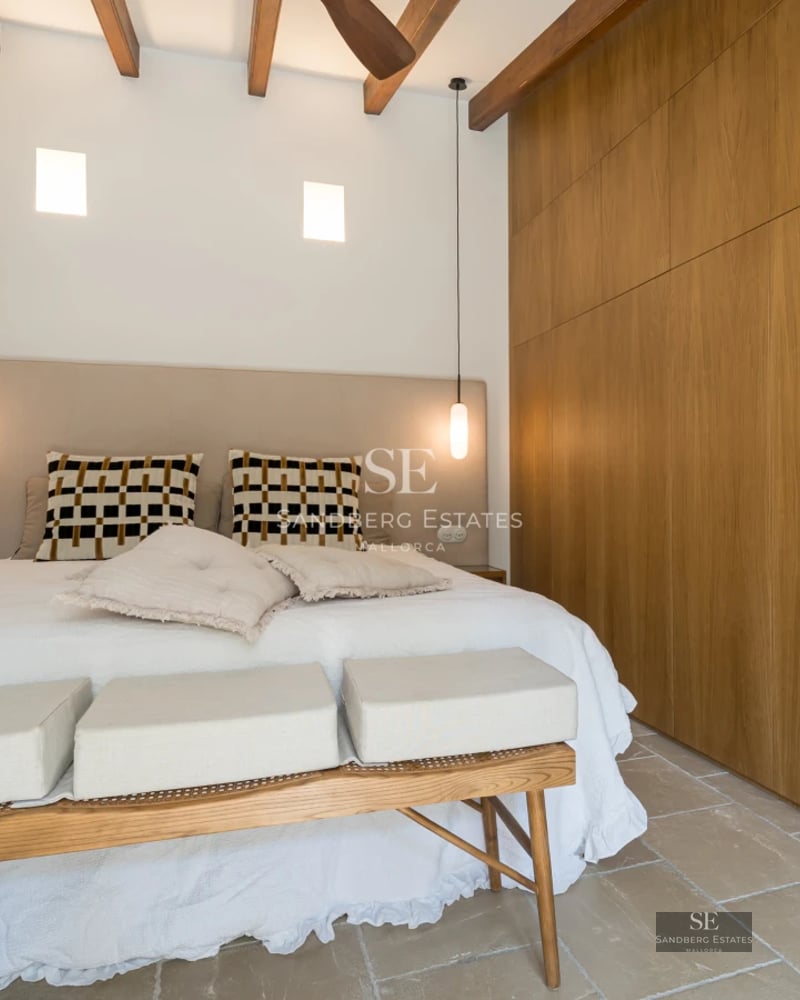 Exterior view of modern villa featuring infinity pool, lush gardens and minimalist architecture under a sunny sky.