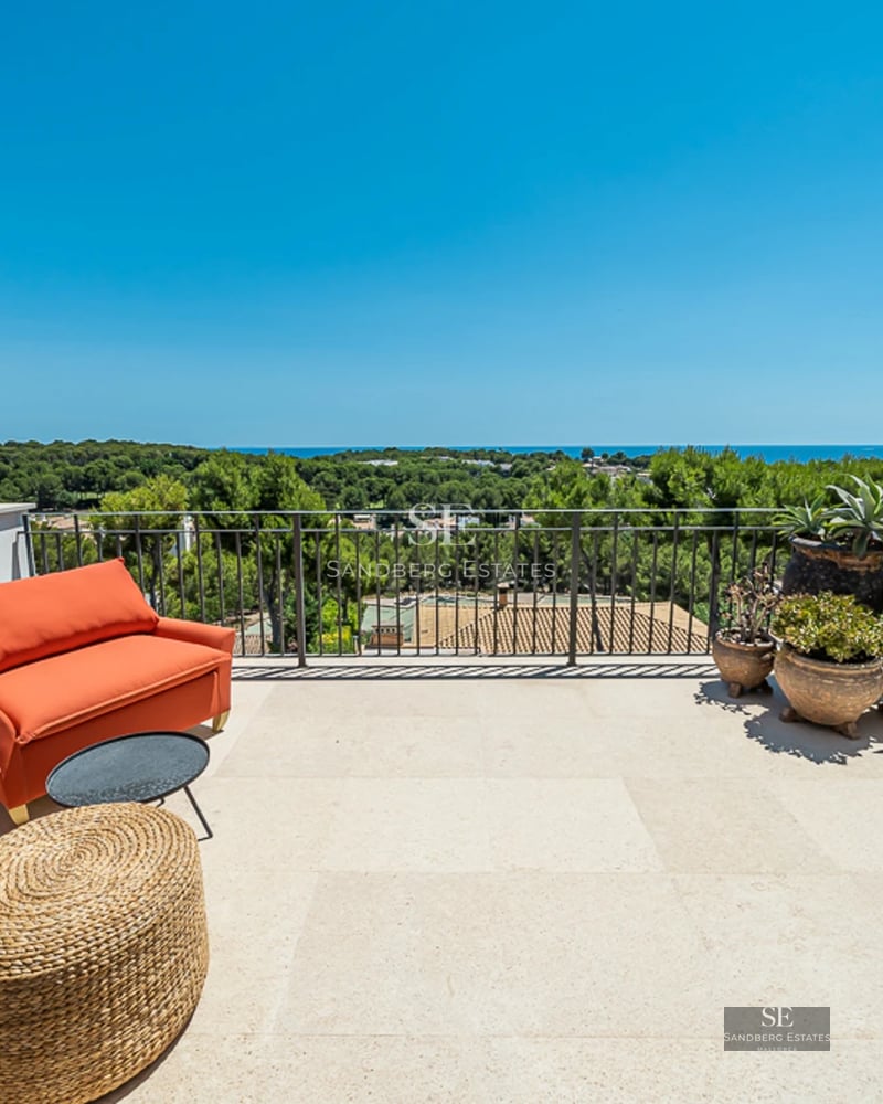Image d'une élégante maison moderne avec piscine, terrasse spacieuse et design minimaliste. Larges baies vitrées et jardin luxuriant.