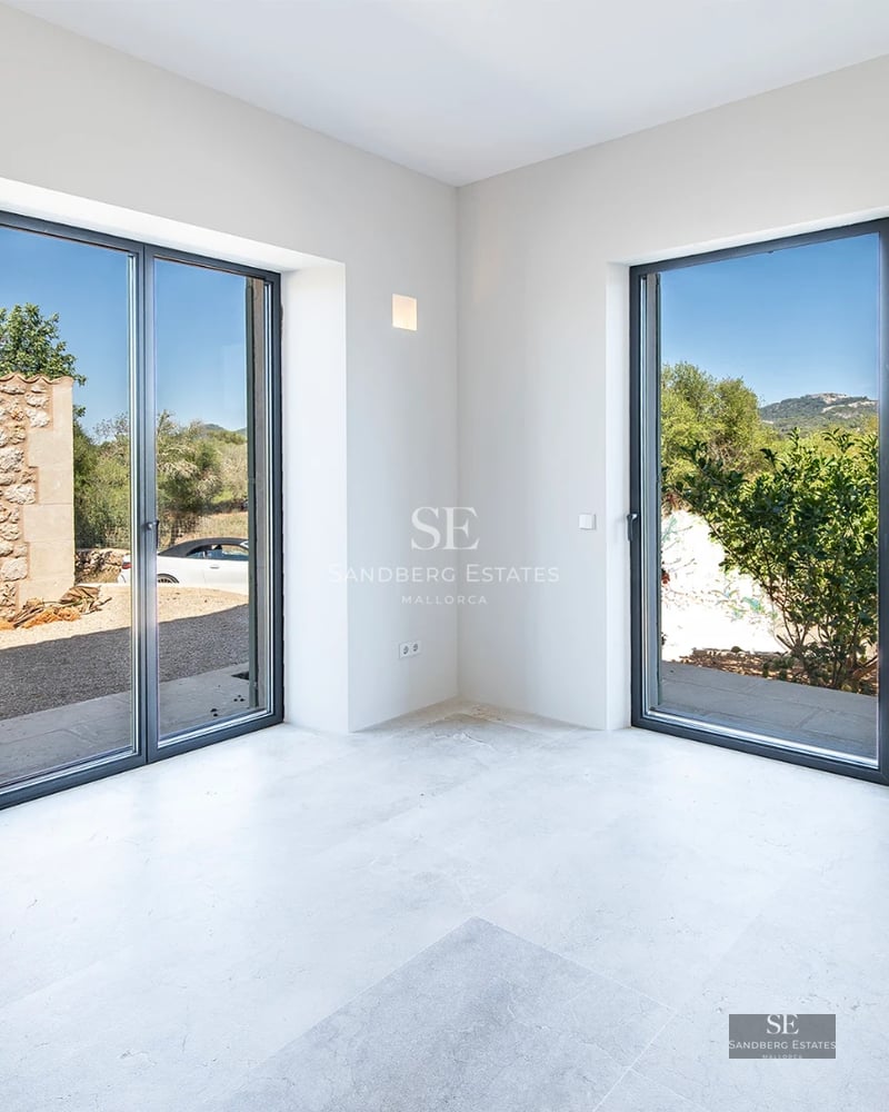 Spacious terrace with infinity pool and sea view. Modern design with elegant furniture and abundant natural light.