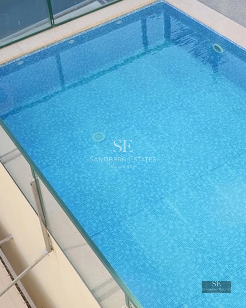 Modern terrace with infinity pool and panoramic sea views. Minimalist design with elegant and relaxing outdoor furniture.