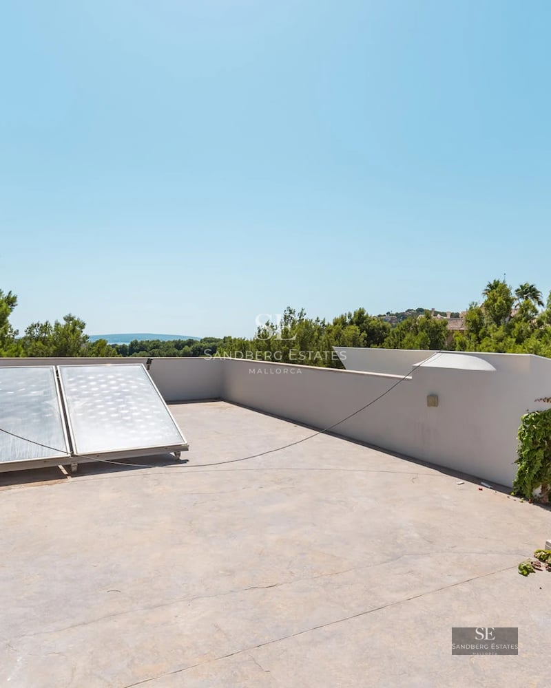 Exterior view of a luxurious property with infinity pool, lush garden and modern architecture. Ideal for living and investment.