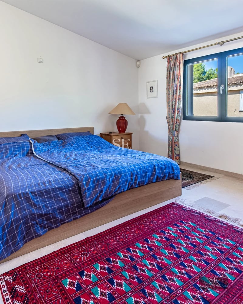 View of a luxurious villa with an infinity pool. Modern design with large windows and terrace. Manicured garden and minimalist architecture.