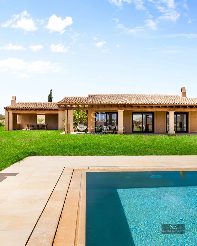 Image of a modern house featuring an infinity pool, sun loungers, and panoramic views. Minimalist design with high-end finishes.