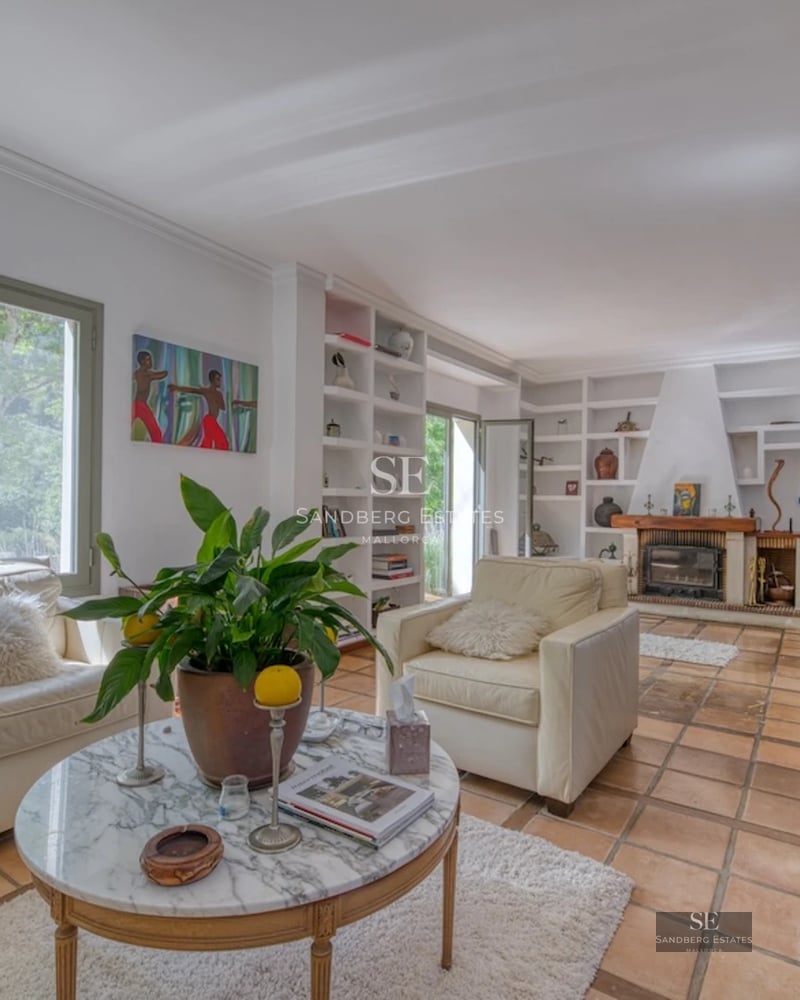 Sea view terrace. Modern design, infinity pool, elegant furniture. Natural lighting, relaxing and luxurious atmosphere.