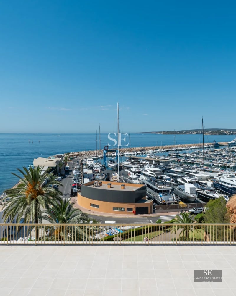 Spacious terrace with infinity pool, sea view. Modern design, high-end materials. Ideal for relaxation.