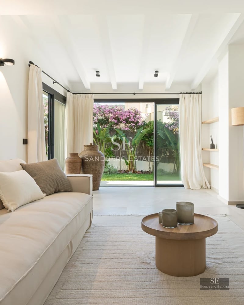 Spacious terrace with infinity pool. Panoramic views. Modern design with elegant furniture and high-quality finishes.