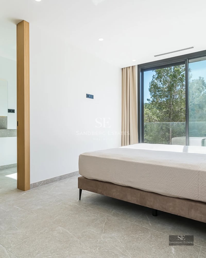 Vaste terrasse avec piscine entourée d'une végétation luxuriante. Design moderne avec mobilier élégant et vue dégagée.