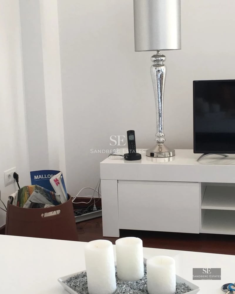 Vue d'une villa de luxe moderne avec piscine à débordement et grandes baies vitrées. Design élégant, minimaliste et espaces lumineux.