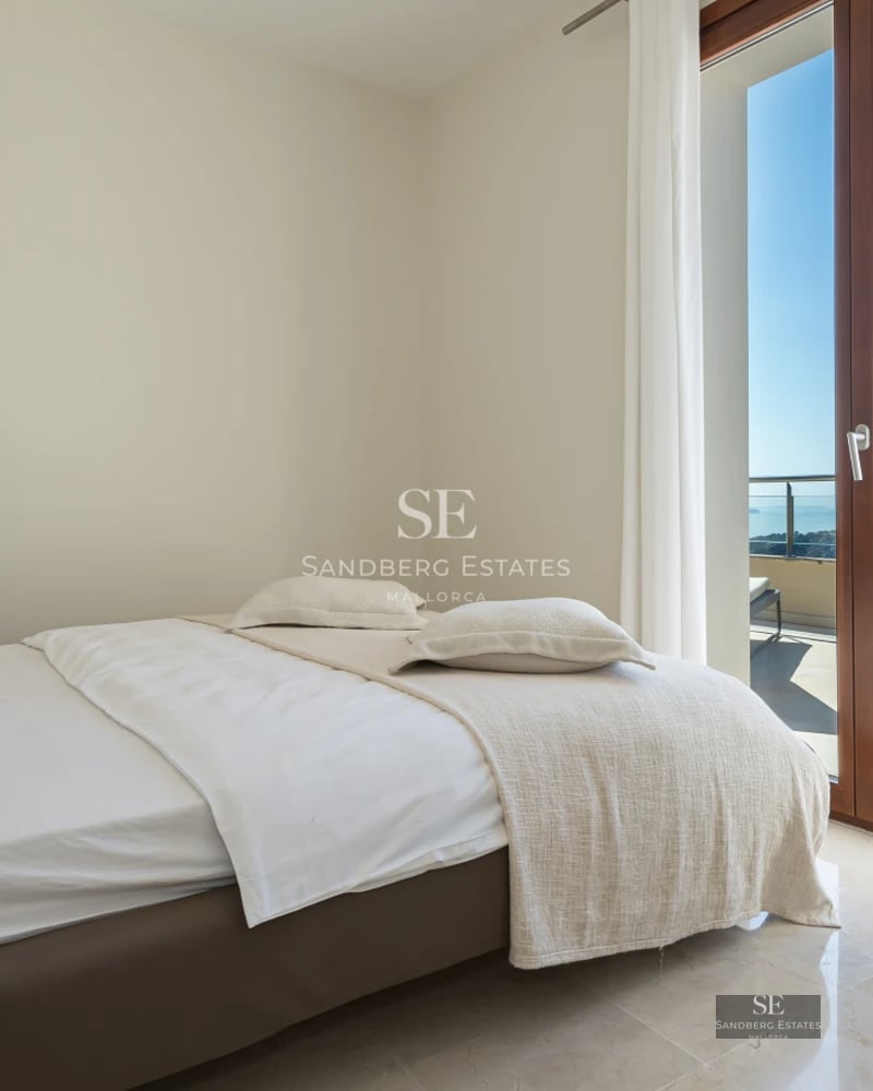 Spacious terrace with infinity pool, sea views, modern furniture and minimalist design. Ideal for relaxation and entertainment.