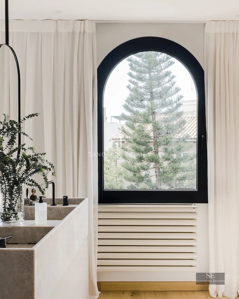 Exterior view of a modern house with pool, manicured garden and large windows. Minimalist architectural design with high-quality finishes.