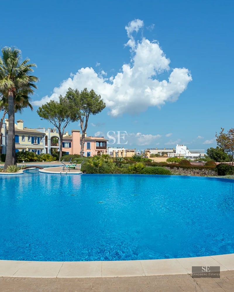 Exterior view of a modern villa featuring an infinity pool, spacious terraces, and a lush garden. Minimalist architecture and luxury design.