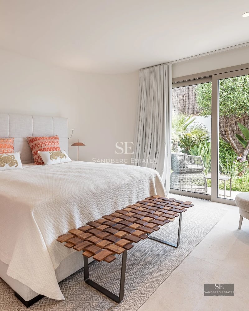 View of a modern villa with an infinity pool. Minimalist design with large windows and natural materials. Luxury and comfort in a unique setting.