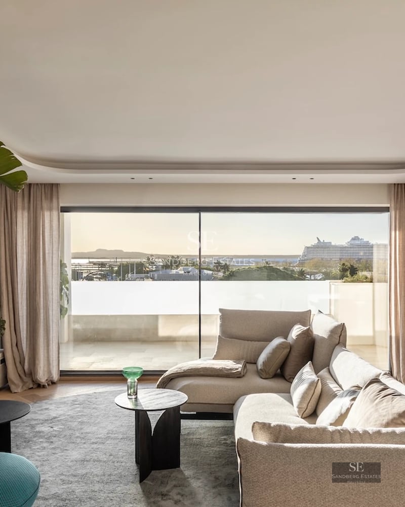 Exterior view of a modern villa with an infinity pool, spacious terraces, minimalist design, and lush garden. Brightness and elegance.