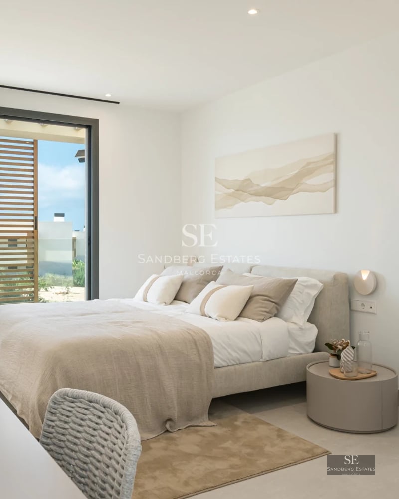 Image of an elegant pool with loungers, umbrellas, and lush greenery. Modern and relaxing design for enjoying the outdoors.