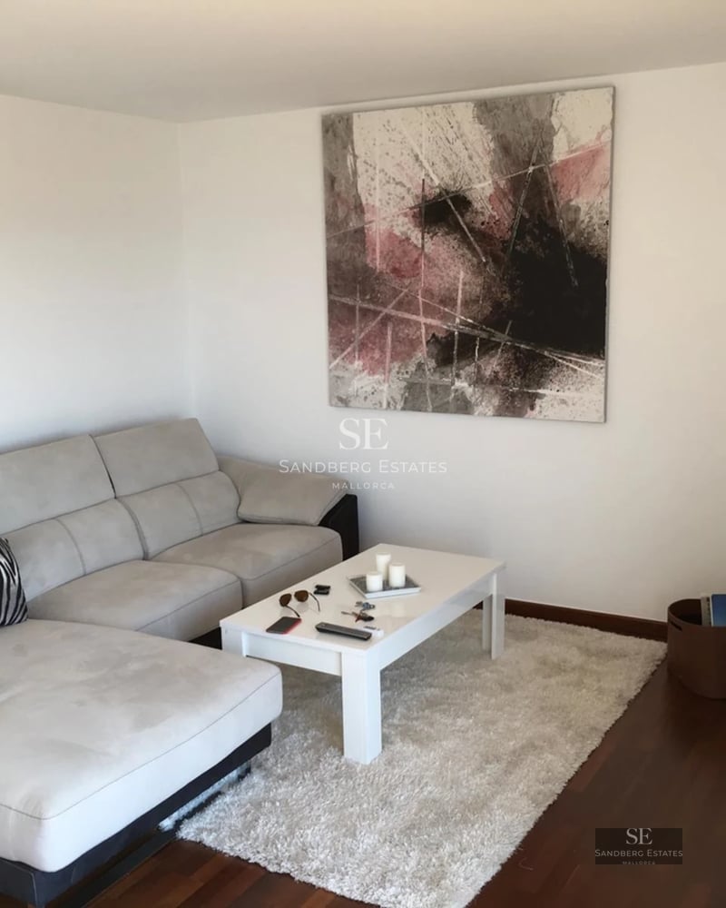 Salon lumineux avec grandes baies vitrées, piscine moderne et mobilier design. Architecture minimaliste et finitions de haute qualité.