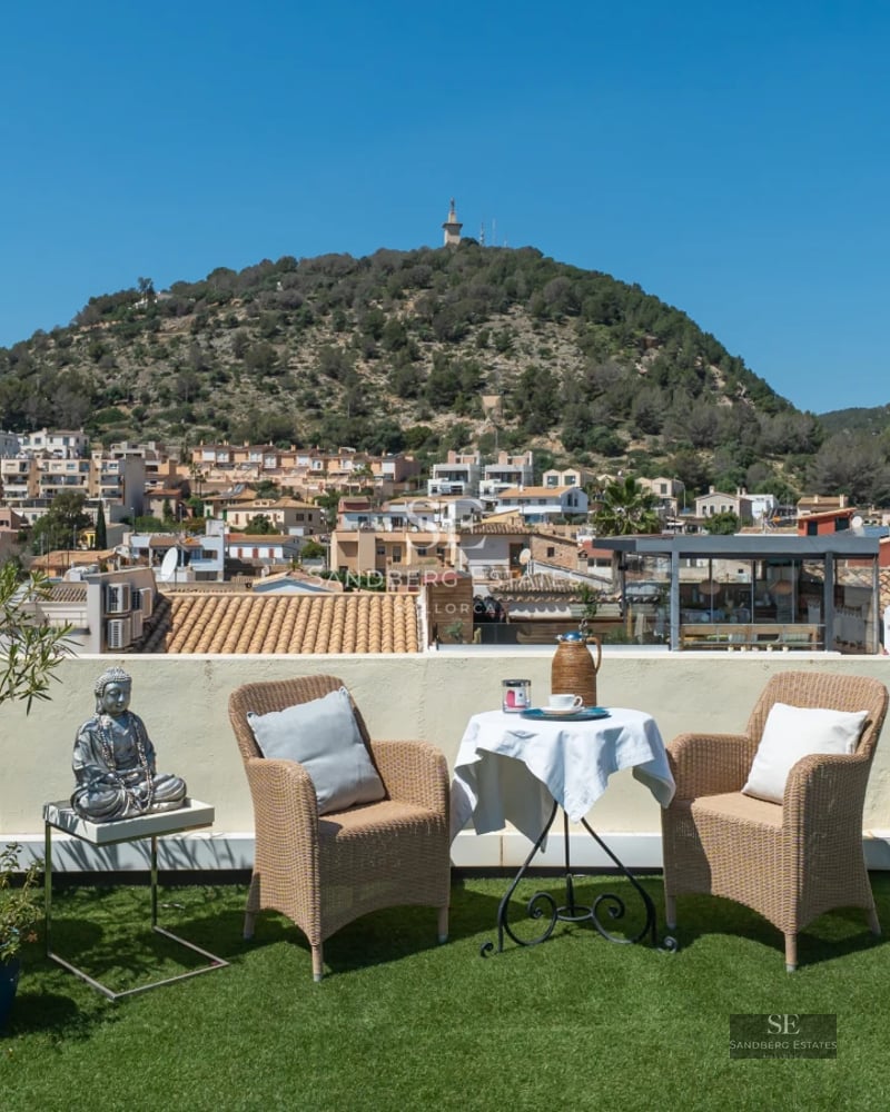 Exterior view of a modern villa with pool, lush garden and minimalist architectural design. Warm ambient lighting.