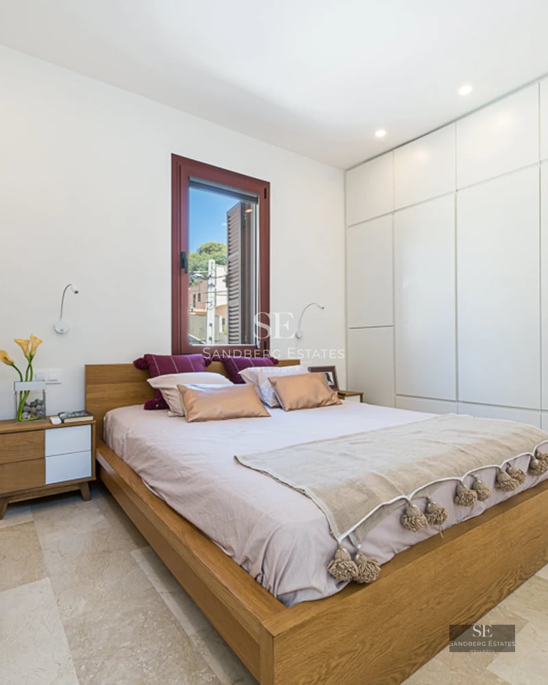 Infinity pool view, lush garden, modern architecture, and minimalist design. Luxury and comfort in an idyllic setting.