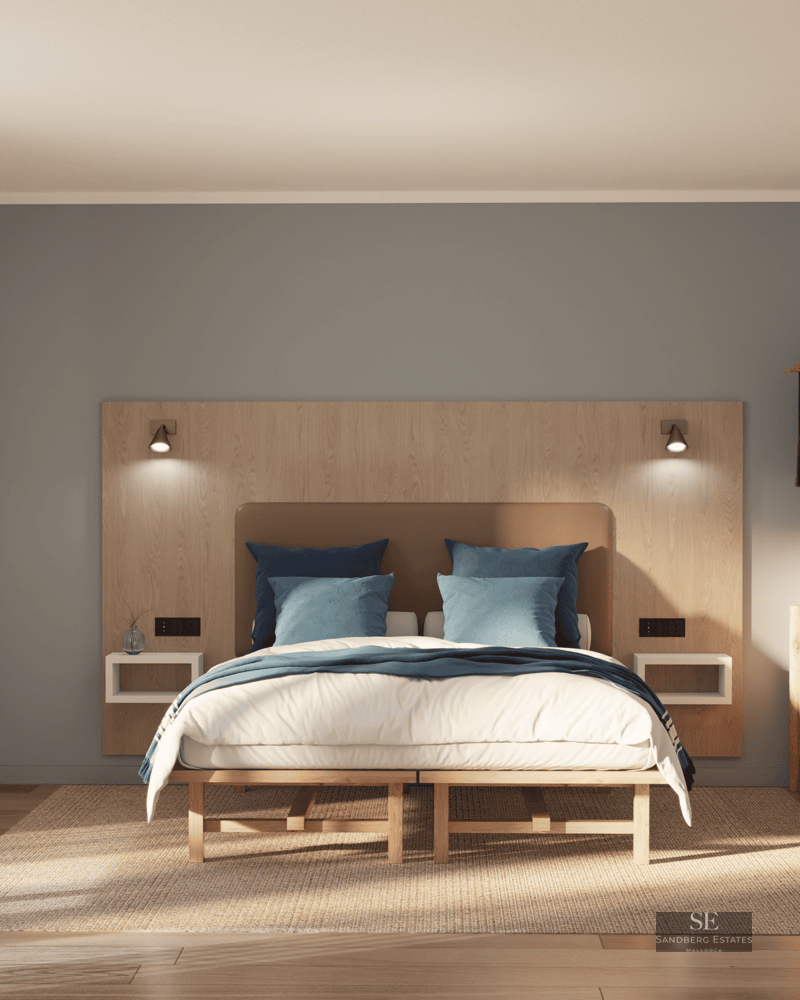 Chambre minimaliste avec tête de lit en bois clair, lit aux textiles bleus et lumière naturelle douce.