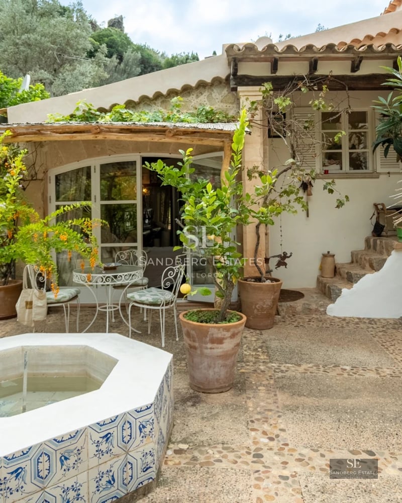 Exterior view of a modern house with a pool. Minimalist design, large garden, warm ambient lighting, and high-quality finishes.