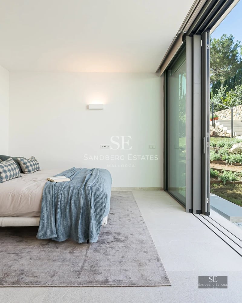 Exterior view of a modern house with infinity pool, lush garden, and minimalist architecture. Natural lighting.