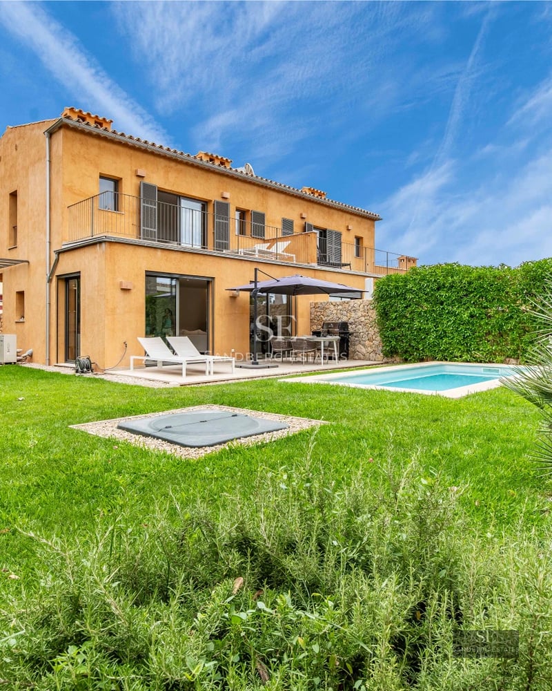Exterior view of modern villa with infinity pool, garden, and expansive terraces. Contemporary architecture with large windows and high-quality finishes.