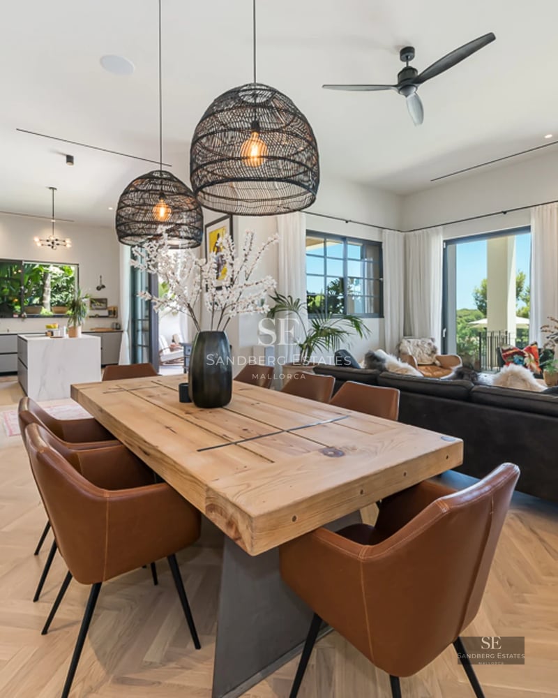 Vaste terrasse avec piscine à débordement, vue panoramique sur la mer. Design moderne et minimaliste. Idéal pour la détente et le divertissement.