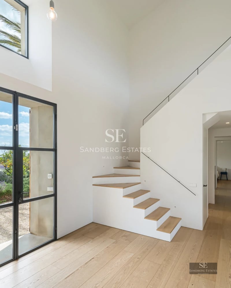 Image of a luxurious pool surrounded by a modern house with large windows and a lush garden. Elegant architecture.