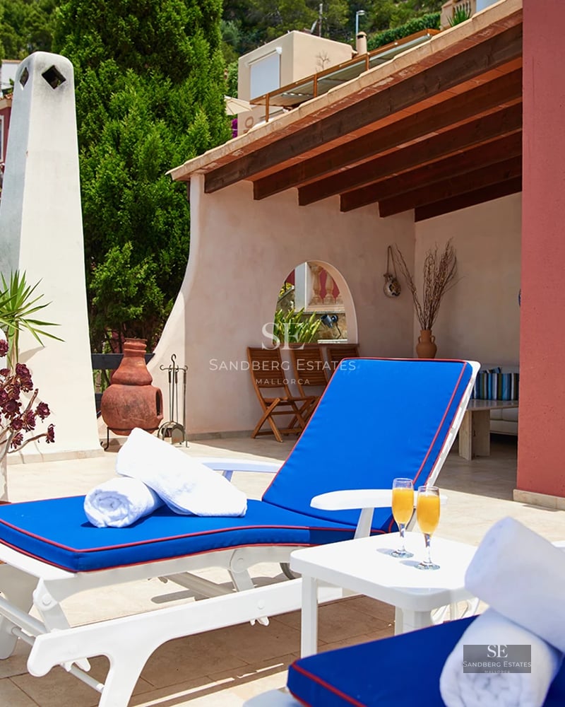 Spacious terrace with infinity pool. Modern design, sun loungers, panoramic views. Minimalist architecture and manicured landscaping.