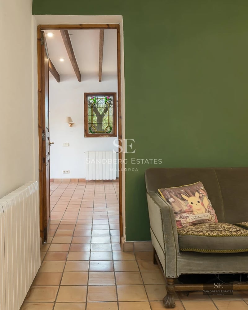 Exterior view of a luxurious house with infinity pool, manicured garden, and modern architecture. Ambient lighting.