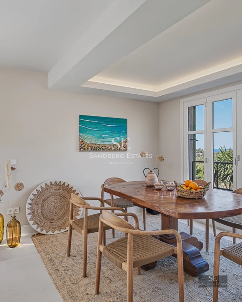 Spacious living room with large windows, sea view and private balcony. Modern design with high-end furniture and impeccable finishes.