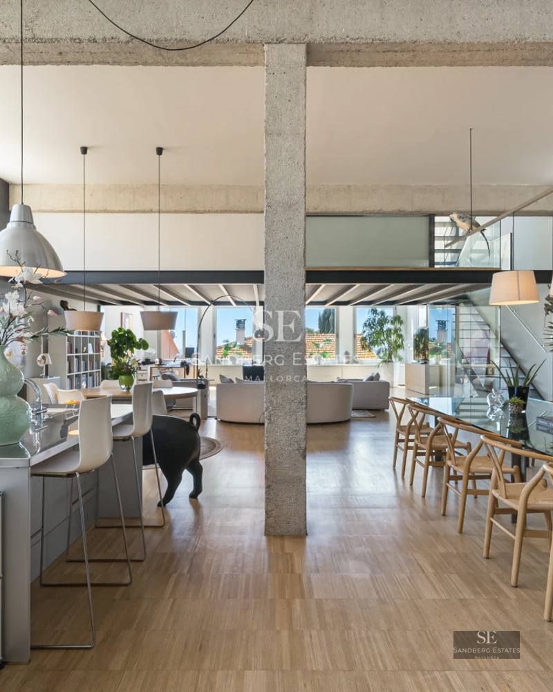View of modern pool surrounded by wood and glass terrace, with minimalist architecture and lush vegetation. Bright and airy spaces.