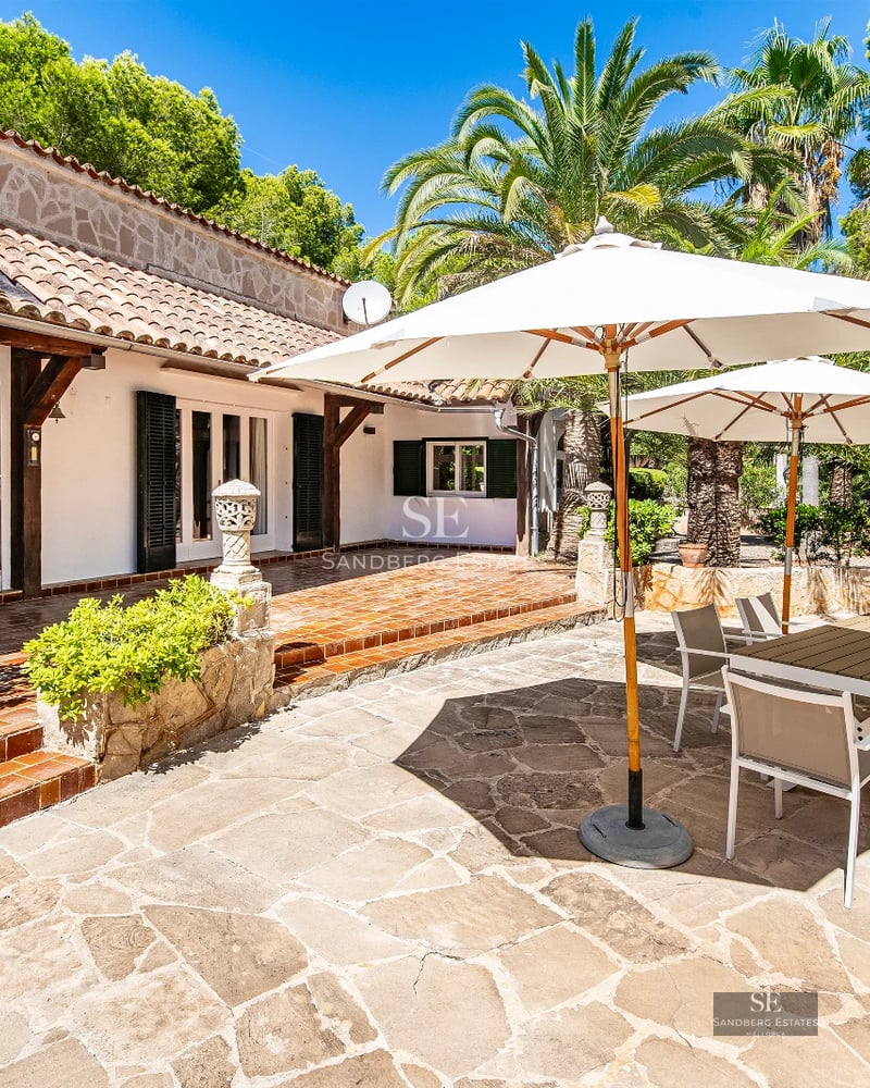 Bright penthouse with balcony, sea view, and modern design. Large windows, high-end finishes, and elegant décor.