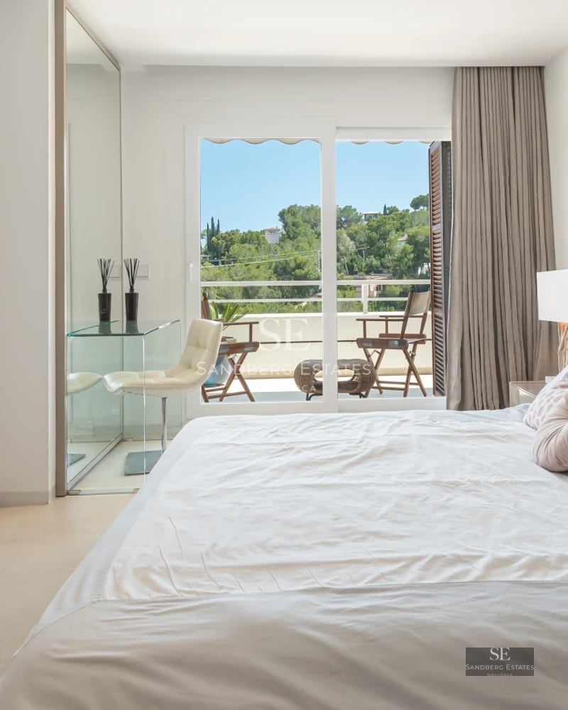 Spacious terrace with infinity pool and panoramic views. Modern design with sun loungers and parasols. Ideal for relaxation and enjoyment.