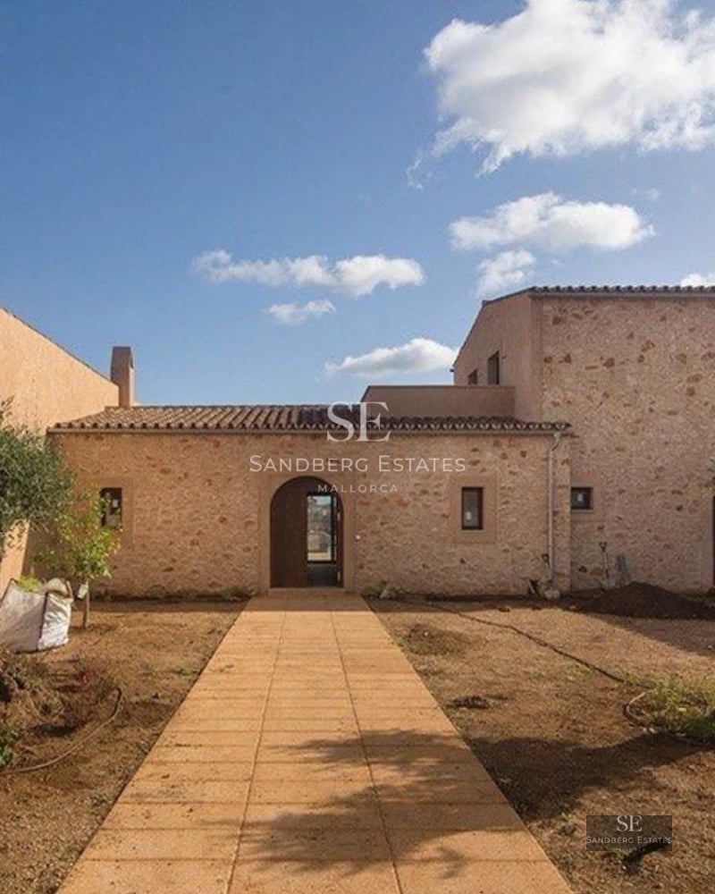 Spacious living room with access to a terrace and an infinity pool. Modern design, natural light, neutral color palette and stunning views.
