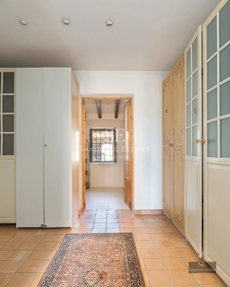 Bright, spacious living room with balcony and sea view. Modern decor, wooden floors, and designer furniture. Luxurious and welcoming atmosphere.