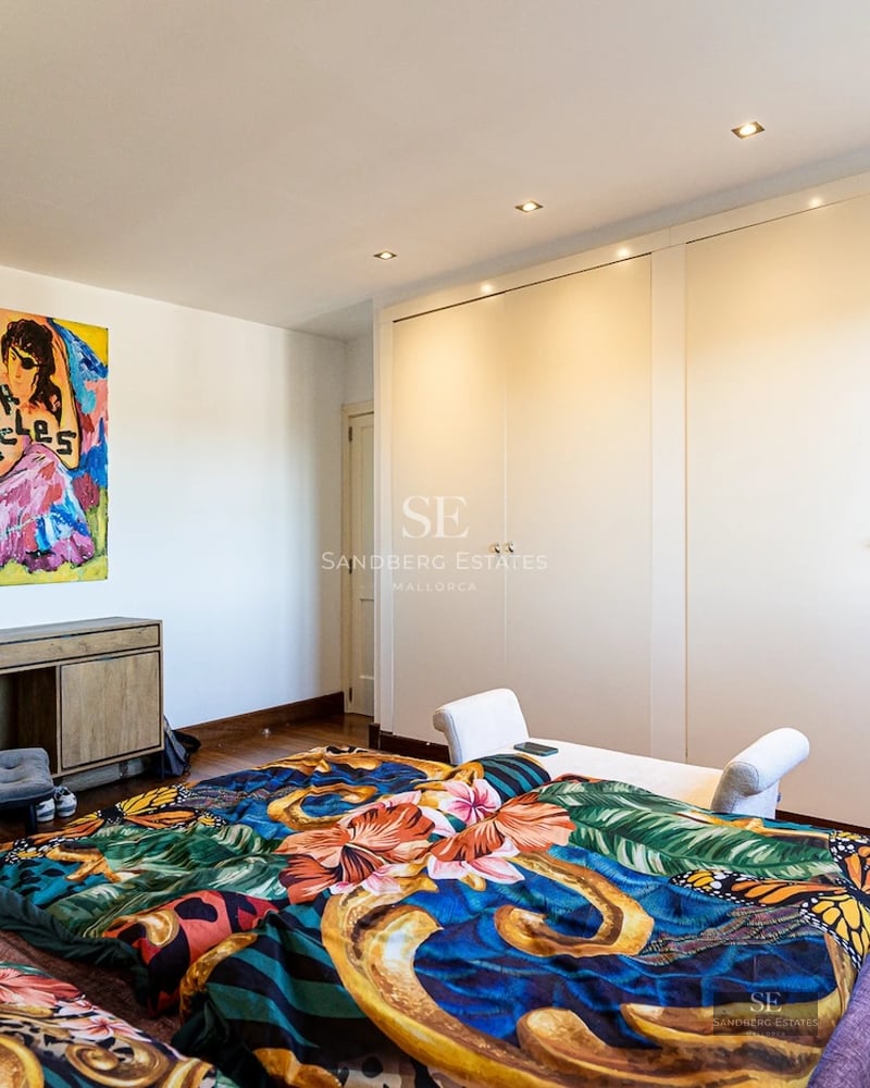 Spacious living room with floor-to-ceiling windows, designer sofas, coffee table and access to a balcony with panoramic views.