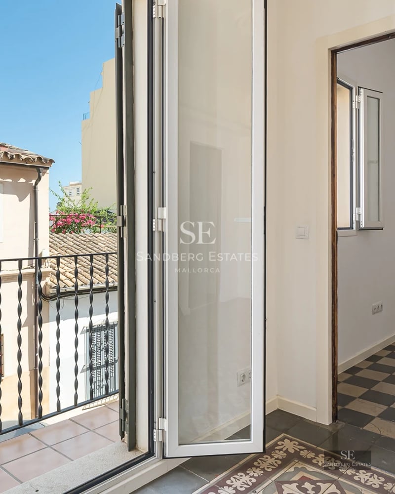 Spacious balcony with sea view. Designer furniture, wooden floor and glass railing. Relaxation and luxury overlooking the ocean.