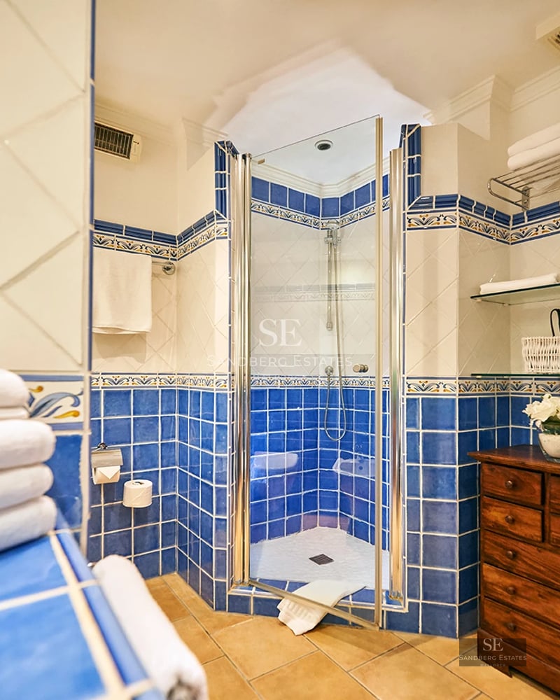 Spacious living room with large windows, light wood floors, designer sofas and direct access to the outdoor terrace. Bright and modern.