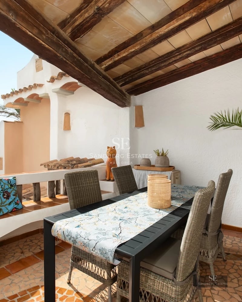 Spacious terrace with infinity pool, sun loungers, and panoramic sea views. Modern and elegant design. Natural lighting.