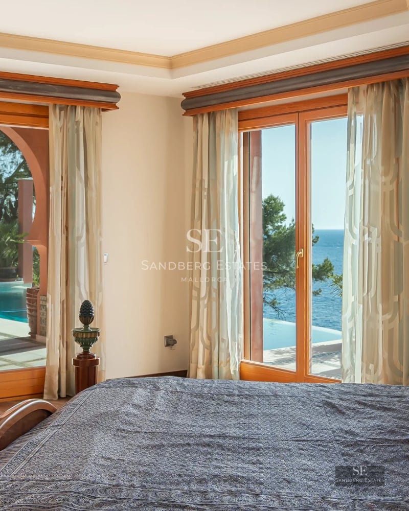 View of a modern pool with ambient lighting, surrounded by a lush garden and minimalist architecture.