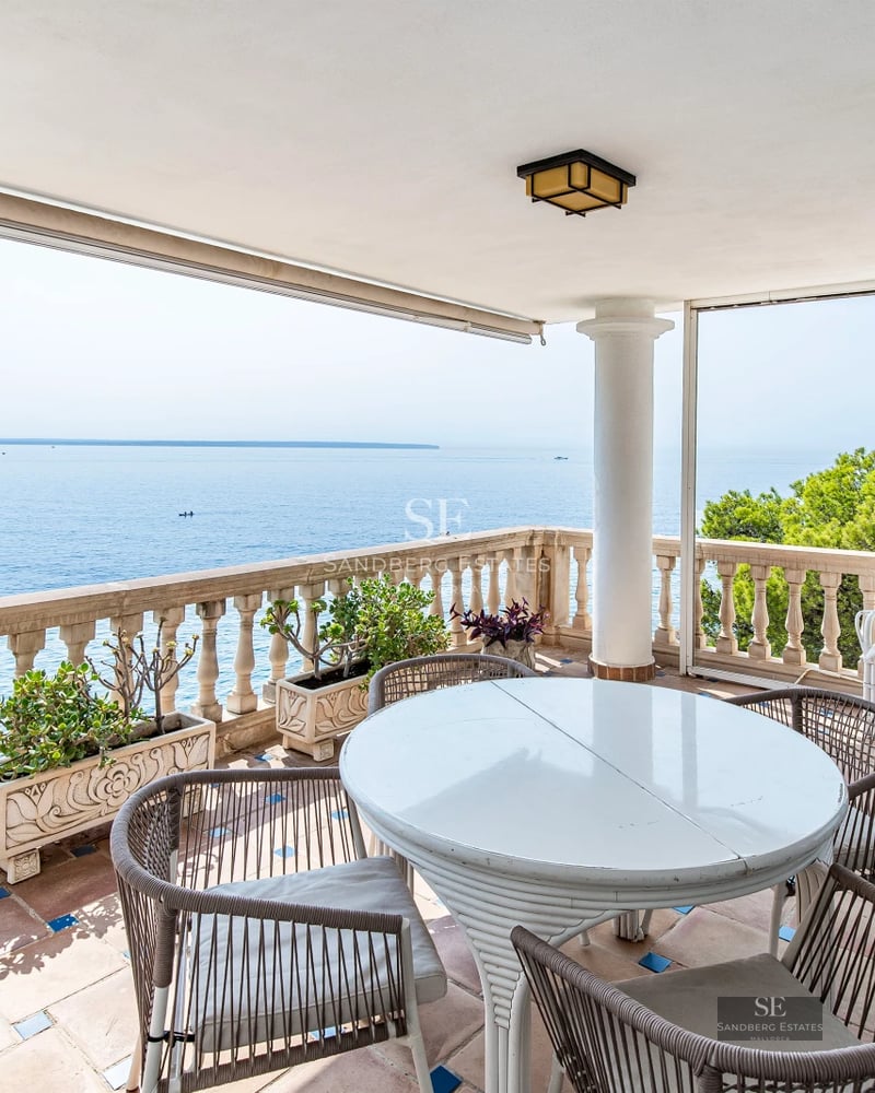 Spacious terrace with infinity pool, sun loungers and panoramic sea views. Modern, elegant design with high-quality materials.