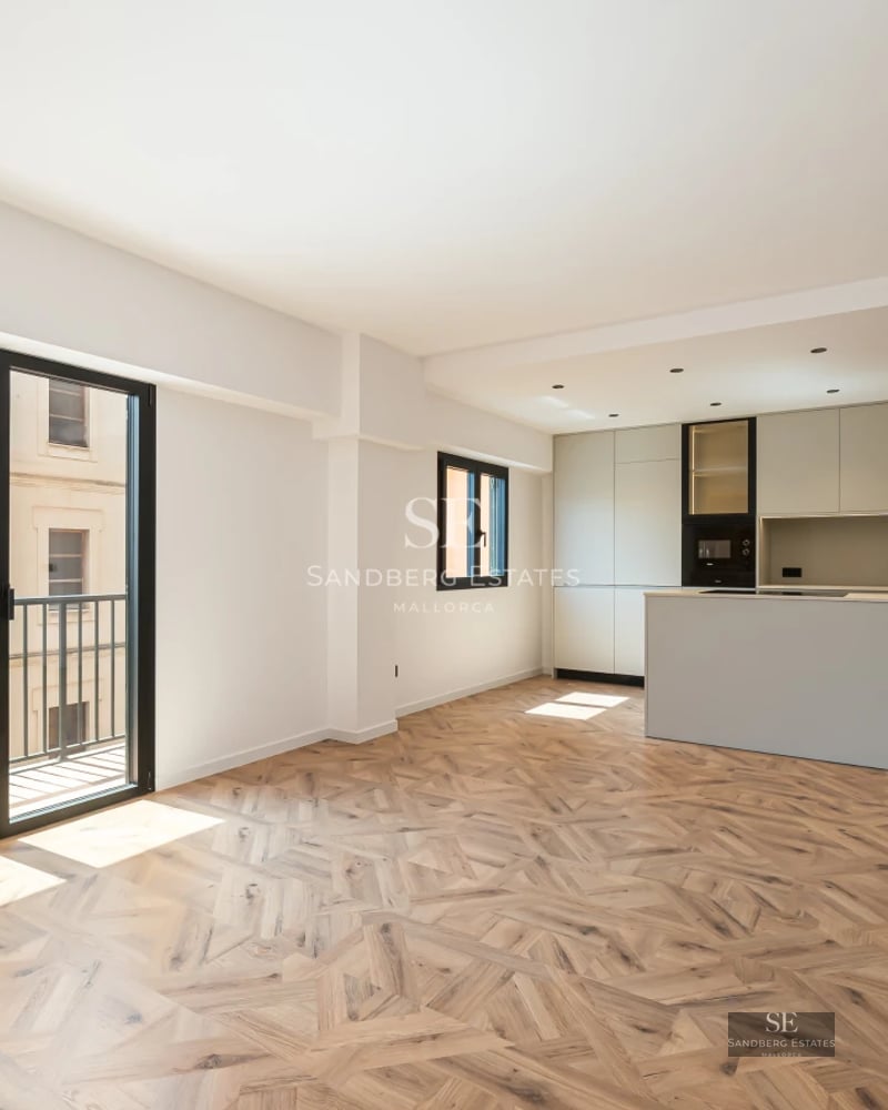 Spacious living room with large windows and sea views. Modern sofa, coffee table and design details. Warm lighting and relaxing atmosphere.