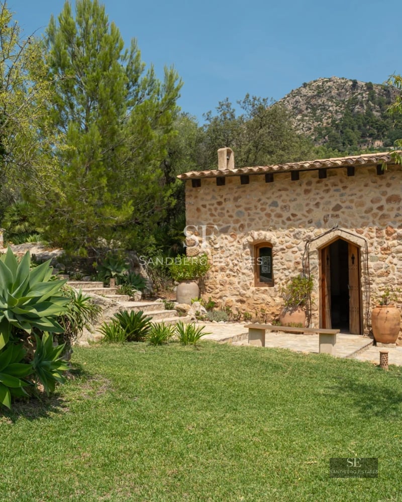 Exterior view of a modern house with pool. Large windows, minimalist architecture, reflecting pool and lush greenery.