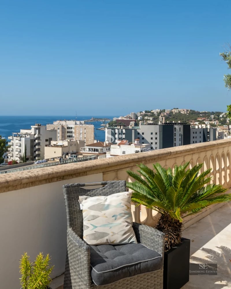 Panoramic view of a luxury apartment with balcony and infinity pool overlooking the sea. Modern and minimalist design.