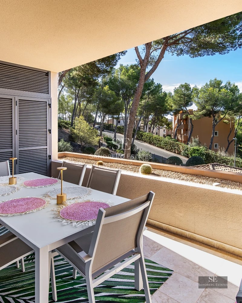 Exterior of a modern villa with infinity pool, surrounded by lush greenery. Minimalist and elegant architectural design.