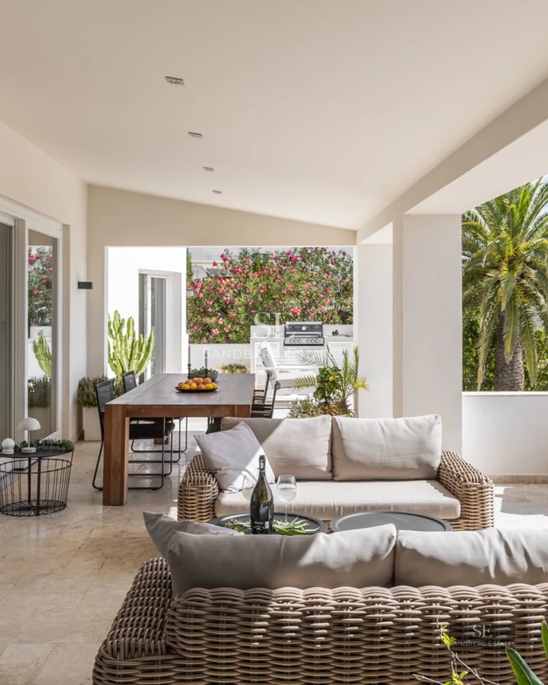 Spacious living room with fireplace, large windows and panoramic sea views. Modern and bright decor, designer furniture.