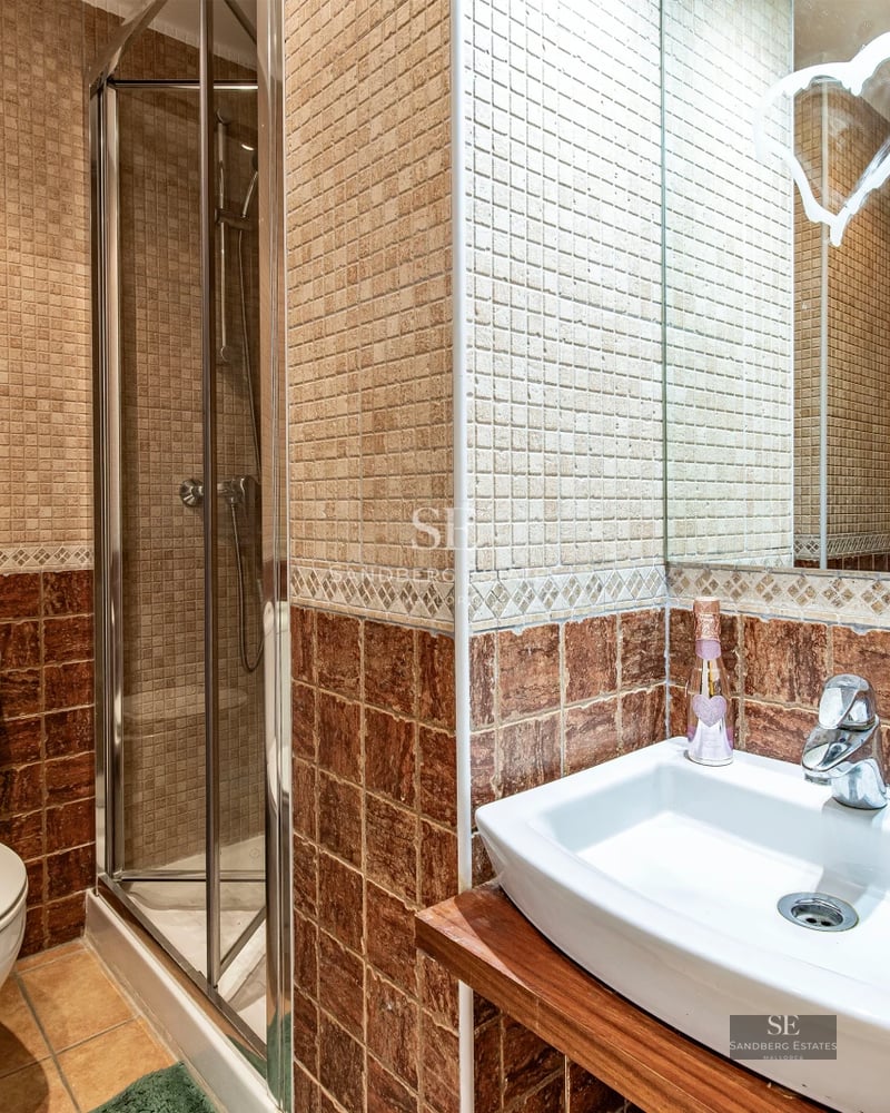 Exterior view of a modern house with reflecting pool, large windows and minimalist design. Lush garden surrounding.